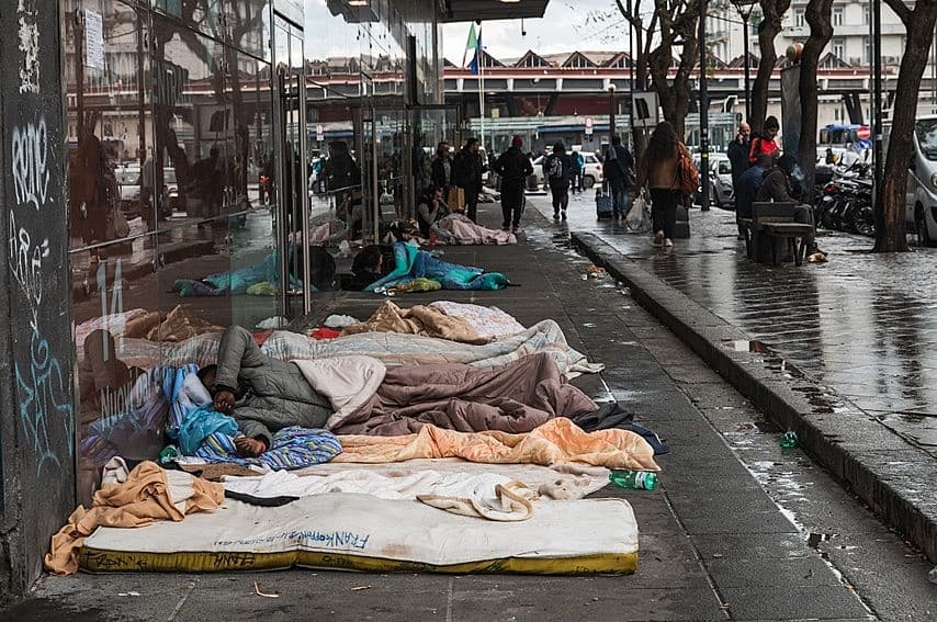 “414 morti in un anno: la ‘strage silenziosa’ dei senza dimora scuote le città italiane”